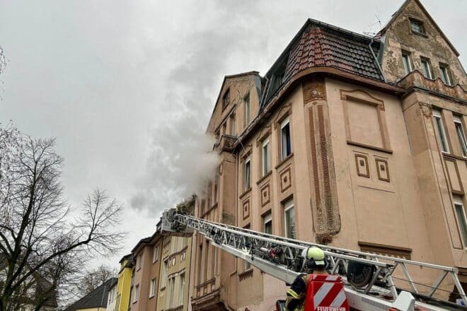 Feuerwehr rettet Bewohner bei Wohnungsbrand in Essen-Frohnhausen