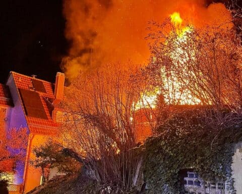 Gartenhütte in Flammen, Feuerwehr im Einsatz, nächtlicher Brand in Stuttgart-Wangen.