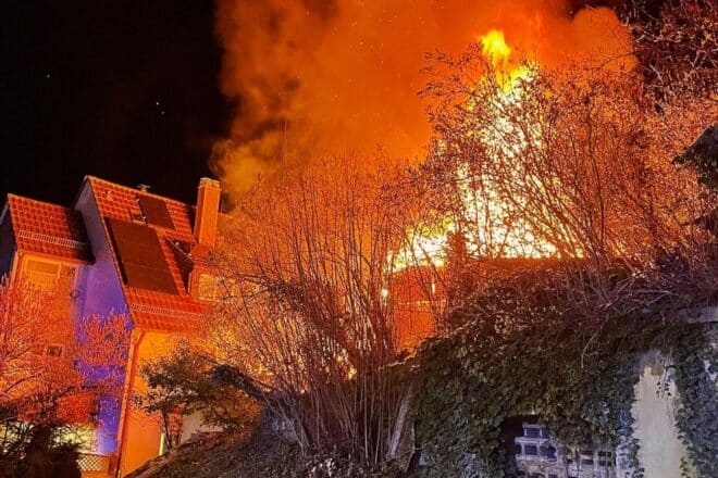 Feuerwehr verhindert Übergreifen eines Gartenhüttenbrandes in Stuttgart