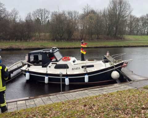 Sportboot droht zu sinken, Feuerwehr Wiesens pumpt Wasser ab, Eigentümer sucht Leckstelle.