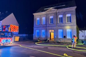 Einsatzkräfte löschen Rauch in Wohnheim, evakuieren hilfebedürftige Bewohner, alle unverletzt.