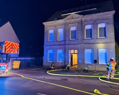 Einsatzkräfte löschen Rauch in Wohnheim, evakuieren hilfebedürftige Bewohner, alle unverletzt.