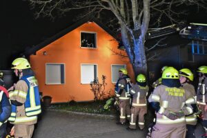 Dachgeschossbrand, Feuerwehr im Einsatz, Löscharbeiten, zerstörtes Zimmer, keine Verletzten, schnelle Reaktion.