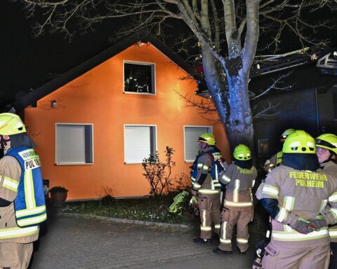 Dachgeschossbrand, Feuerwehr im Einsatz, Löscharbeiten, zerstörtes Zimmer, keine Verletzten, schnelle Reaktion.