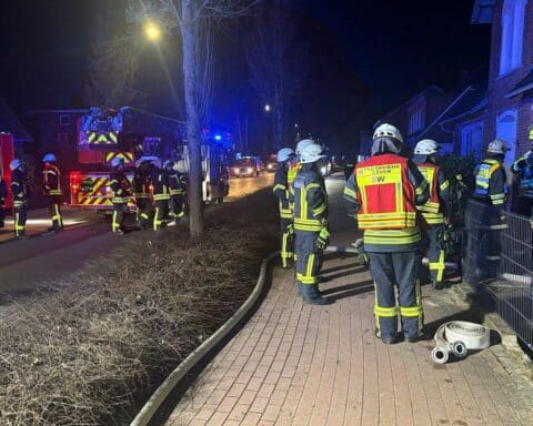 Feuerwehr im Einsatz, Rettung von vier Personen aus Wohnungsbrand in Zeven.