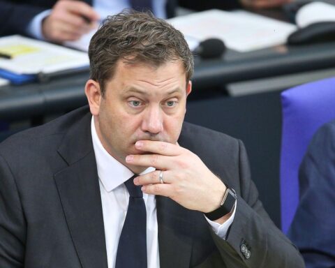 Lars Klingbeil spricht über Steuern, Gerechtigkeit und Haushaltslöcher in der Koalitionspolitik.