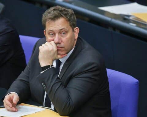Lars Klingbeil spricht über Haushaltslöcher und Einsparungen im Bundestag in Berlin.