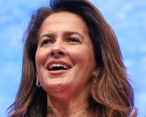 Michaela Kaniber in Büroatmosphäre, besorgt über Auswirkungen der Fischerregulierung auf Teichwirte.