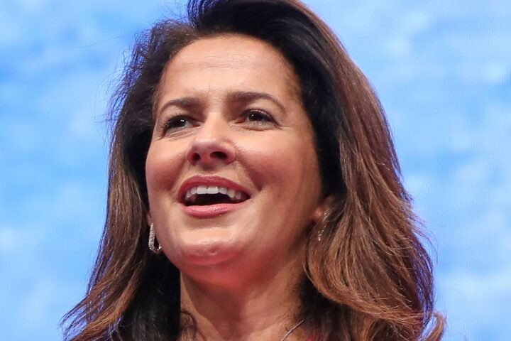 Michaela Kaniber in Büroatmosphäre, besorgt über Auswirkungen der Fischerregulierung auf Teichwirte.