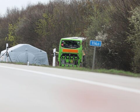 Unfallstelle auf der A9: umgekipptes Flixbus-Fahrzeug, Rettungsmaßnahmen und Trauer der Angehörigen.