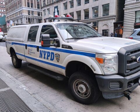 Regionaljet kollidiert nach Landung mit Flughafenfahrzeug, mehrere Verletzte, Notfallmaßnahmen eingeleitet.