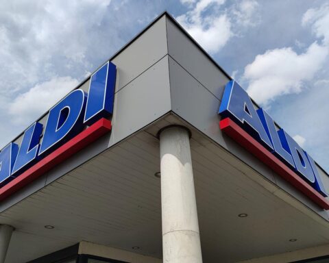 Aldi-Logo an Filiale, symbolisiert steigenden Kundenansturm durch verändertes Einkaufsverhalten im Krisenzeiten.