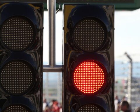 Formel-1-Piloten kämpfen um Positionen, während Mercedes-Pilot Antonelli den Sieg in Suzuka feiert.