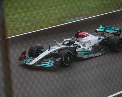 Mercedes-Pilot George Russell im Qualifying, jubelnd nach Doppelpole in Shanghai.