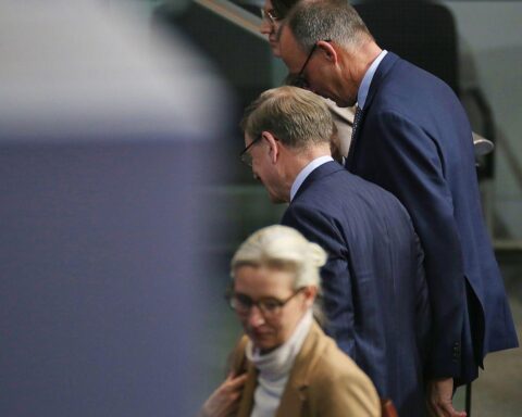 Politiker der Union und AfD im Fokus, während Bundespolitik nach Wahlen schwankt.