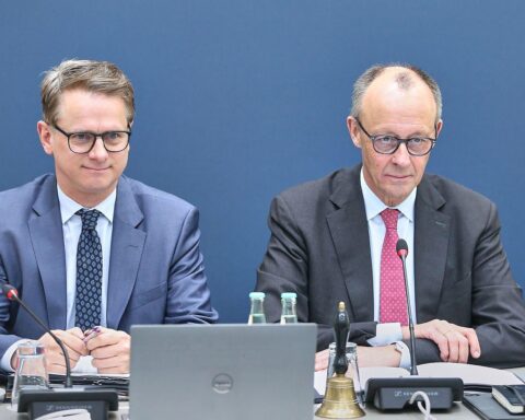 Wählerumfrage zeigt Union knapp vor AfD, Merz' Zufriedenheit bei Bürgern sinkt.