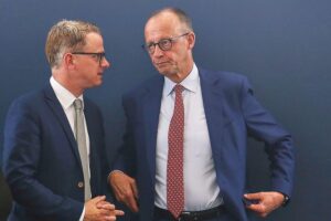 Politische Umfrage mit Carsten Linnemann und Friedrich Merz; Union verliert Wählergunst, AfD gewinnt.