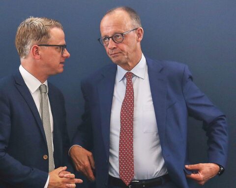 Politische Umfrage mit Carsten Linnemann und Friedrich Merz; Union verliert Wählergunst, AfD gewinnt.