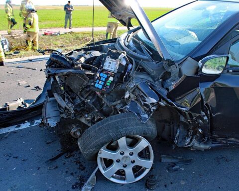 Verkehrsunfall auf B264 mit verletzten Personen und Polizei vor Ort.