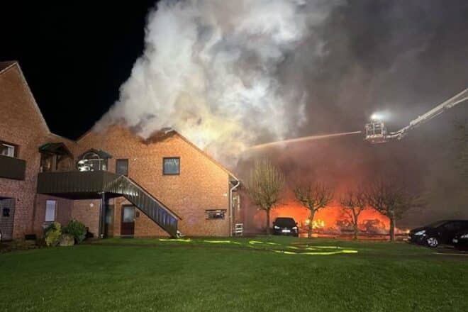 Fünf Autos und Carport in Hille abgebrannt