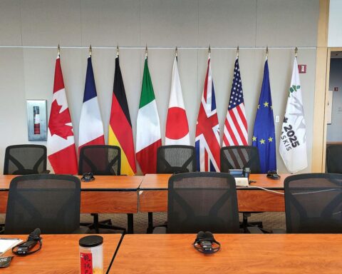 Flaggen der G7-Länder vor Hintergrund geopolitischer Spannungen im Nahen Osten.