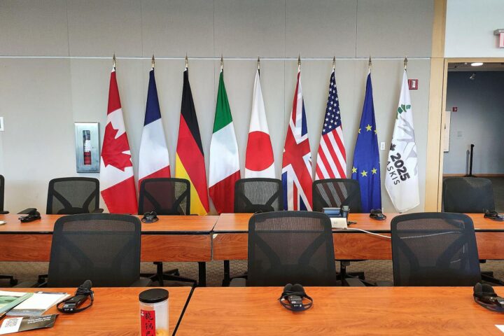 Flaggen der G7-Länder vor Hintergrund geopolitischer Spannungen im Nahen Osten.