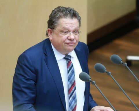 Andreas Philippi warnt vor steigenden Krankenkassenbeiträgen und fordert Reformen im Pflegebudget.