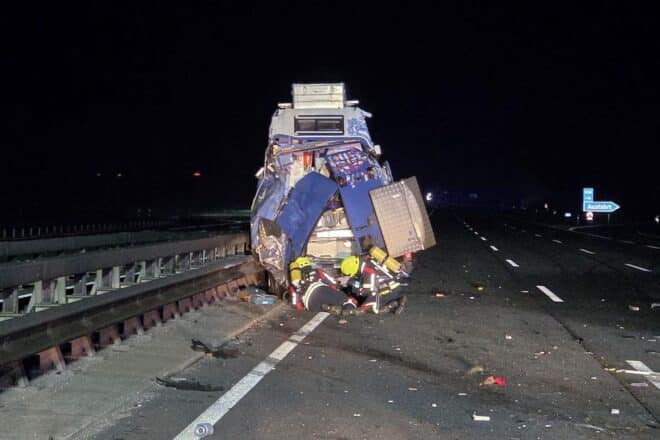 Gasaustritt nach Unfall auf A1 bei Sottrum führt zu Vollsperrung