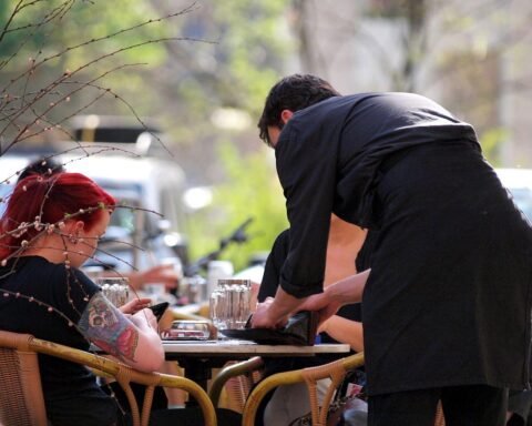 Café-Szene mit Bedienung, Spiegelung der Umsatzentwicklung im deutschen Gastgewerbe.