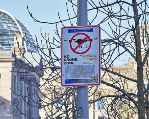 Drohnen-Verbots-Schild am Berliner Bundestag symbolisiert Sicherheitsbedenken und Schutzmaßnahmen gegen mögliche Angriffe.