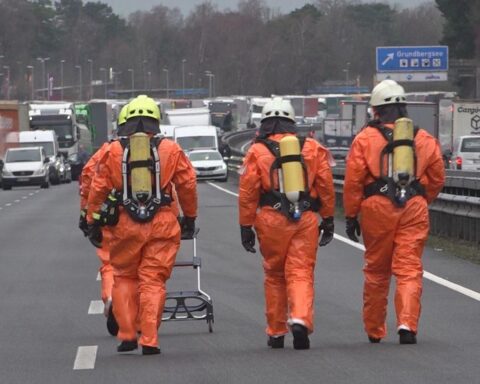Lkw-Unfall auf Autobahn, Feuerwehr im Einsatz, Gefahrgutfässer gesichert, keine Gefahr für Umwelt.