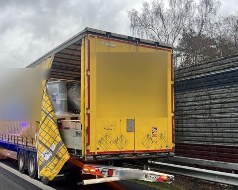 Ein schwerer Unfall mit umgekipptem Gefahrgut auf einer Autobahn, Feuerwehr im Einsatz.