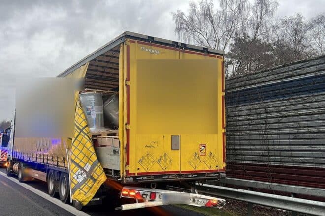 Gefahrgutunfall auf A1 bei Sottrum führt zu Vollsperrung