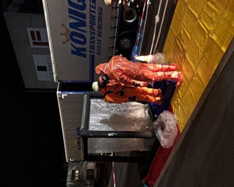 Einsatzkräfte in Chemikalienschutzanzügen prüfen Lkw nach Gefahrstoffaustritt in Schweinfurt.