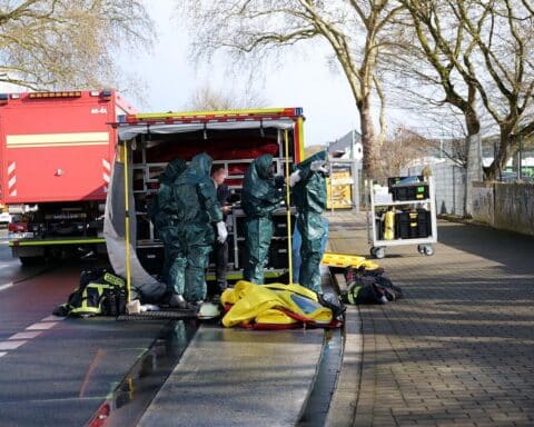 Feuerwehr im Einsatz, Dekontamination von Verletzten nach Gefahrstofffreisetzung in Dortmunder Industriehalle.
