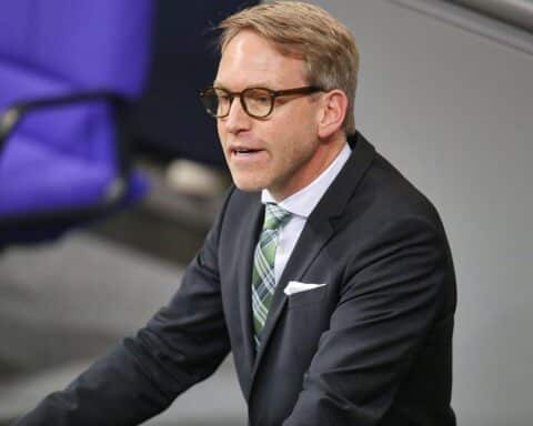 Politiker diskutieren Sicherheitslage in Europa, bedingt durch Nahost-Konflikt und iranische Bedrohungen.