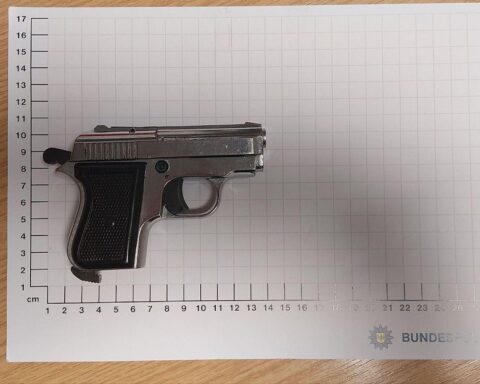 Bundespolizei sichert bei Kontrolle geladene Schusswaffe und Messer von aggressivem Mann.