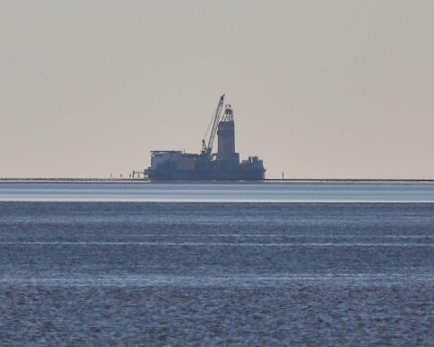 Ölbohrinsel Mittelplate in der Nordsee, umgeben von Wasser und Himmel, symbolisiert umstrittene Ölförderung.