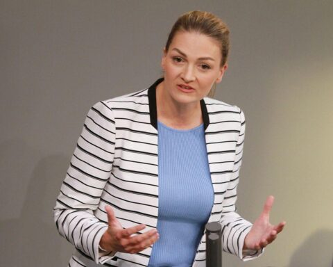 Judith Gerlach überreicht Förderbescheid für neue Pflegeplätze in Schwabhausen.