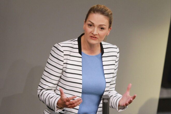 Gerlach übergibt Förderbescheid für Pflegeausbau in Schwabhausen