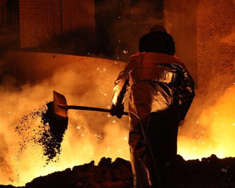 Industriearbeiter in einer Stahlproduktion, symbolisierend den Rückgang und Herausforderungen der Metallindustrie.