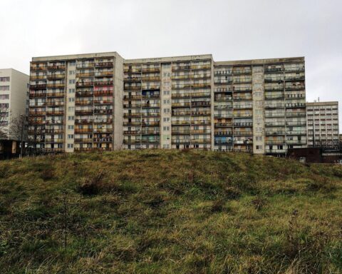 Plattenbauten in Halle symbolisieren soziale Herausforderungen und die aktuelle Diskussion über Überschuldung und Unterstützung.
