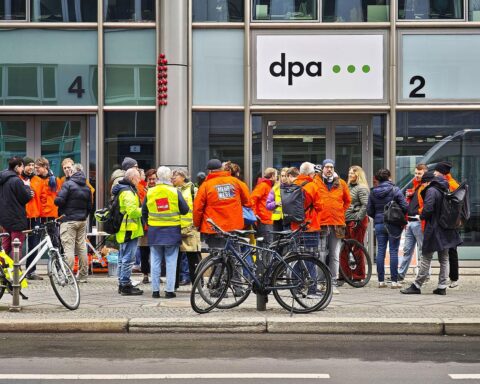 Streik bei dpa: engagierte Journalisten fordern höhere Gehälter in Berlin, bedeutende Beteiligung.