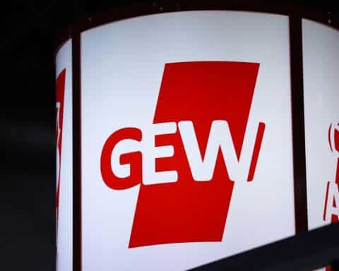 Maike Finnern warnt vor Ende der Verbeamtung von Lehrern in Deutschland, kritisiert Kultusminister.