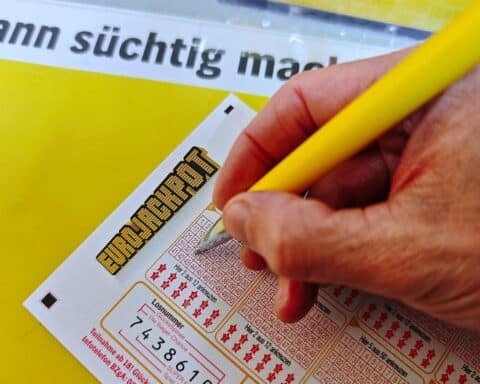 Spielschein für Eurojackpot mit Gewinnzahlen und Hinweis auf steuerfreie Lottogewinne.