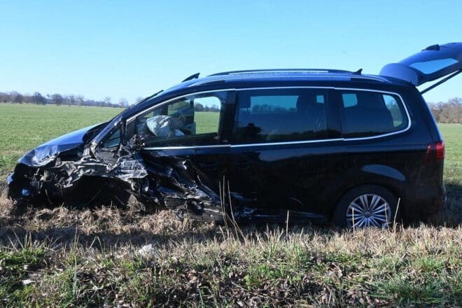Golf überschlägt sich bei Unfall auf L 15 in der Altmark