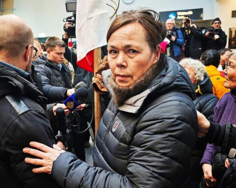 Außenministerin Vivian Motzfeldt verloren ihren Posten, Koalitionskrise in Grönland eskaliert dramatisch.