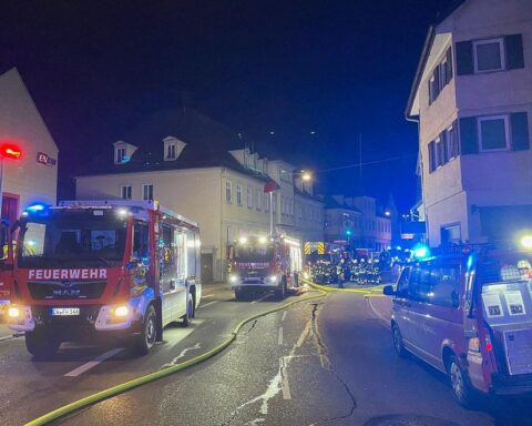 Einsatzfahrzeuge der Feuerwehr bei Wohnhausbrand in Calw, intensives Löschen und Rettung im Fokus.