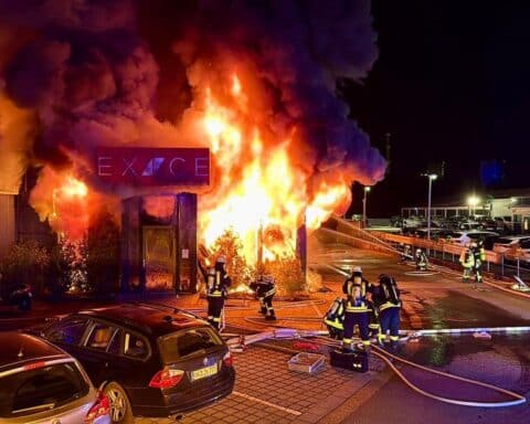 Großbrand im Fitnessstudio: Feuerwehr kämpft gegen Flammen, 130 Einsatzkräfte vor Ort.