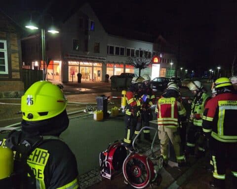 Feuerwehr und Rettungsdienst vor radiologischer Praxis bei Gasgeruch, umfangreicher Einsatz dokumentiert.